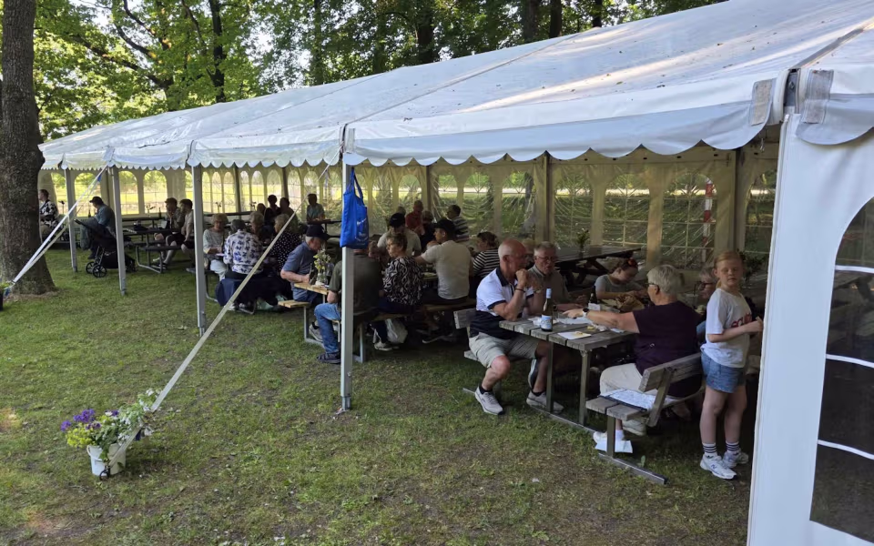 Filmklip og billeder fra Midsommerfest i Tistrup Anlæg