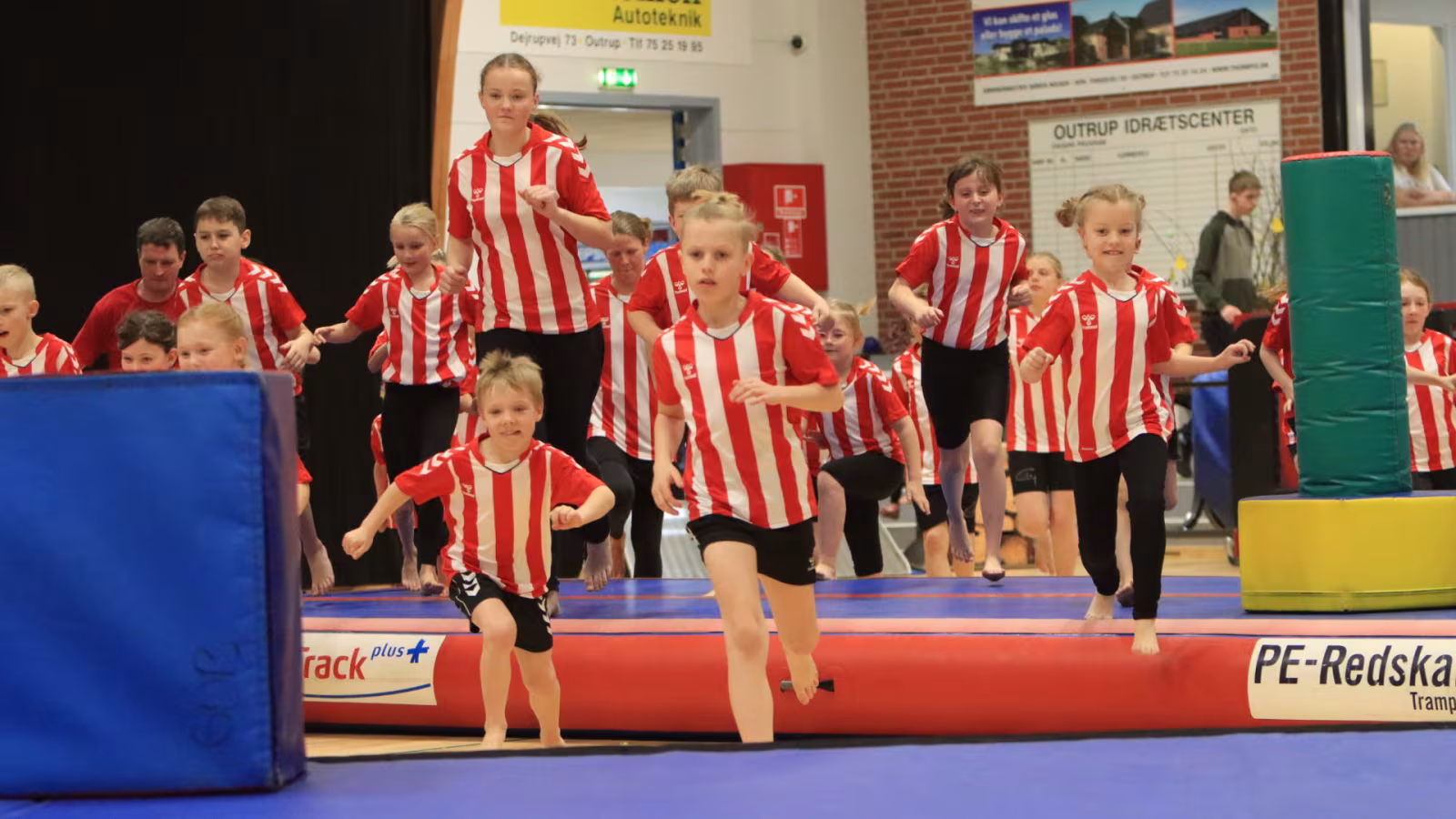 Spændstige Salto Kids ved lørdagens opvisning