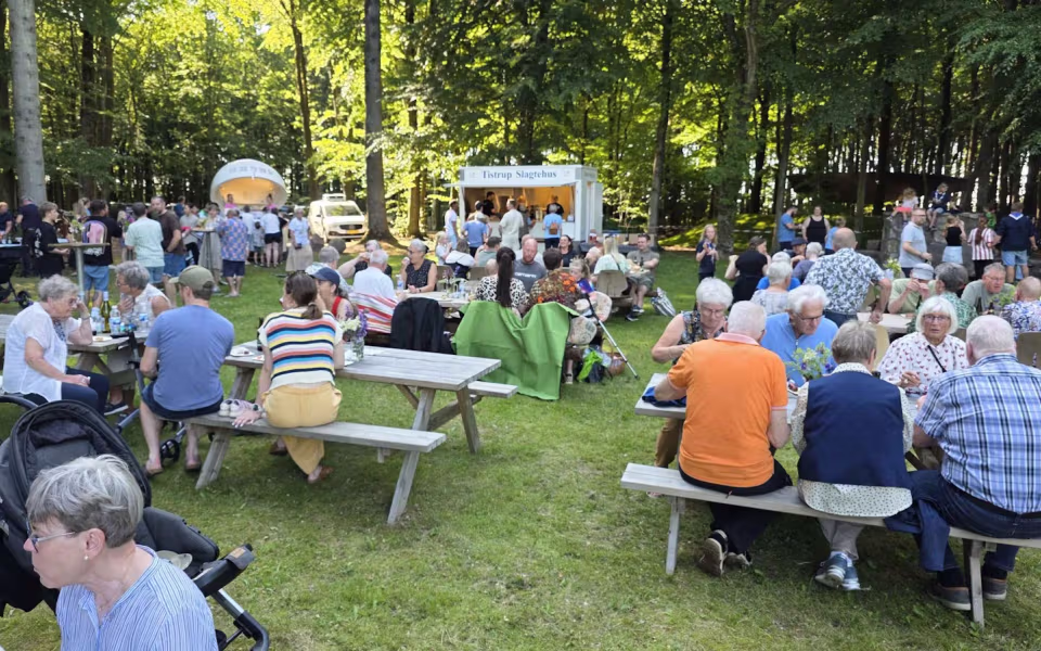 Filmklip og billeder fra Midsommerfest i Tistrup Anlæg