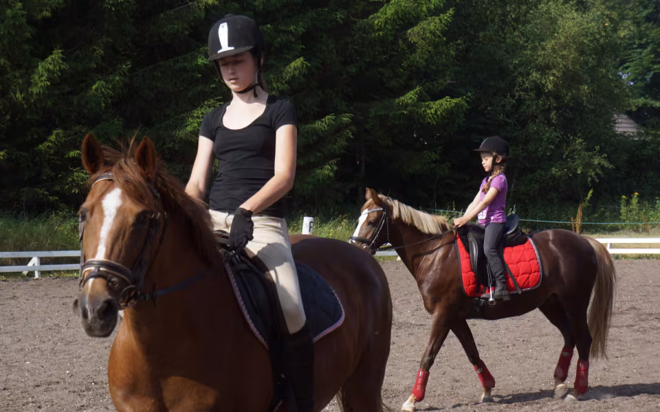 Piger på ridelejr i Ansager Rideklub