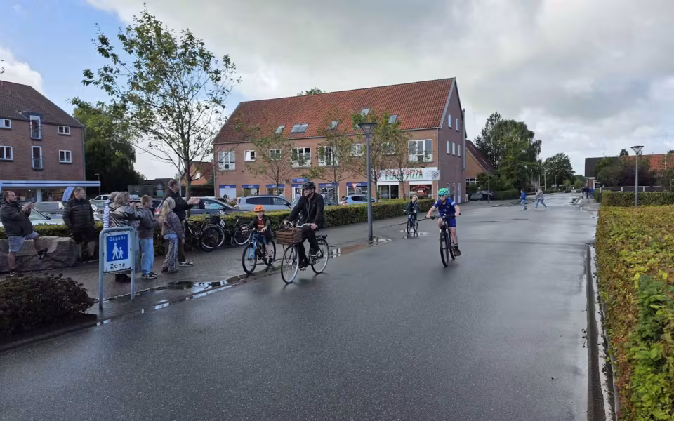 Regnen lagde en dæmper på Torvedagen i Ølgod, men ikke på humøret - Se billeder fra dagen