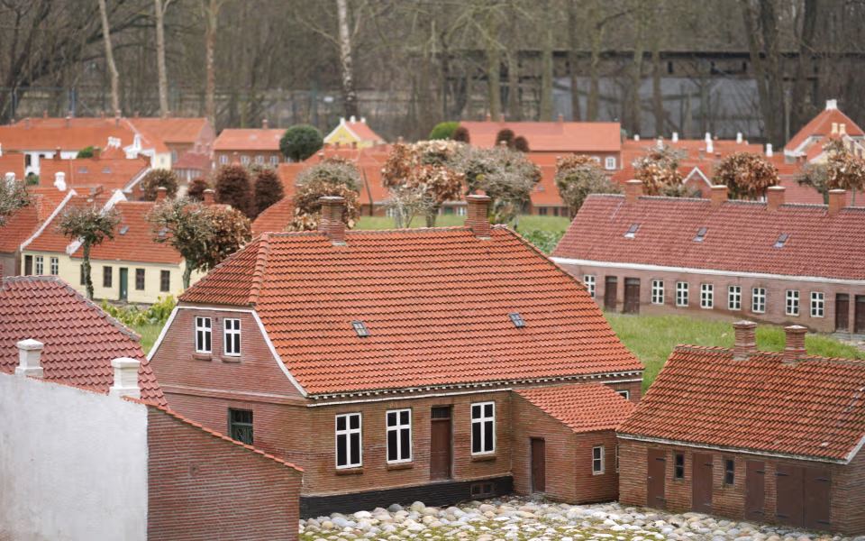 Miniaturehuse med røde tegltage i Varde Miniby foran bladløse træer