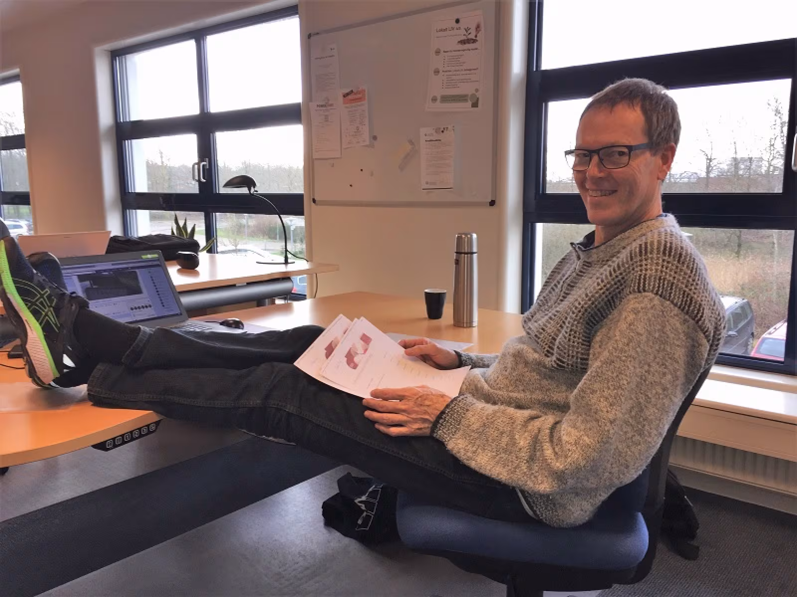 Jørgen Madsen har normalt ikke benene på bordet når han arbejder, det er kun til ære for fotografen. På kurset vil Jørgen fortælle, hvordan du slapper af samtidig med, at du arbejder effektiv og bevare overblikket.