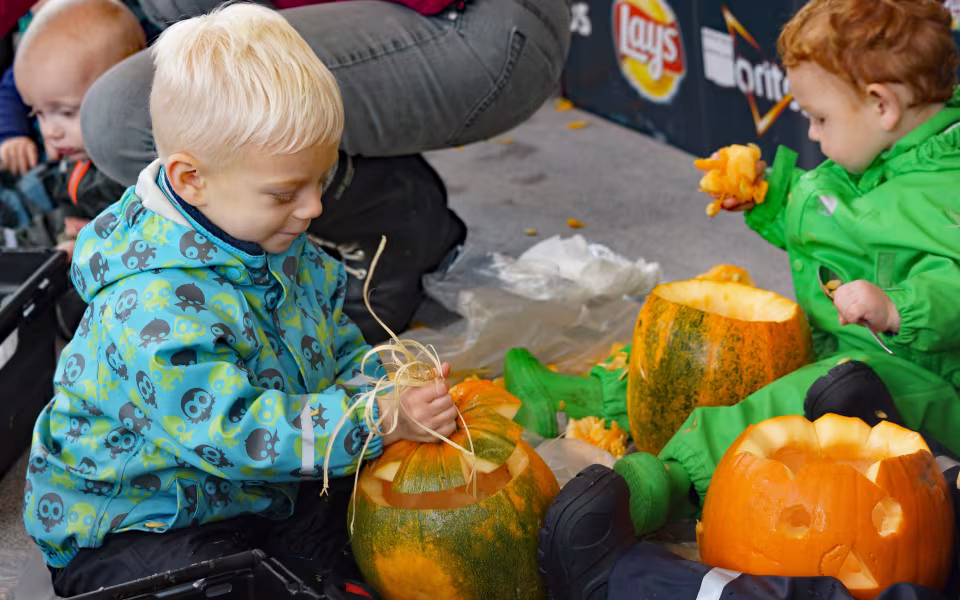 Dagplejebørn pynter til halloween i brugsen