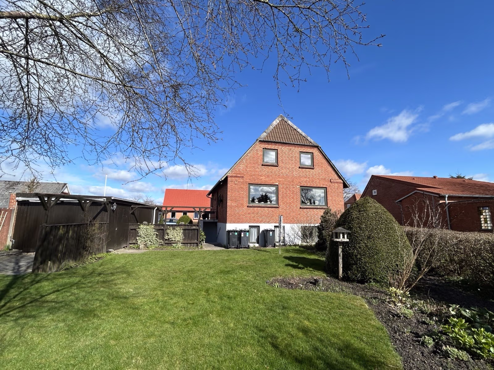 Villaen på Skolegade 10 i Ansager er sat til salg. Huset på 104 m² har have, to stuer, tre værelser og en tør kælder med højt til loft.