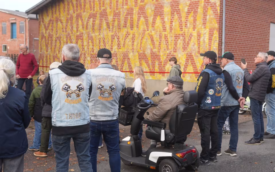 Gamle jeans danser videre på en gavl i Ansager