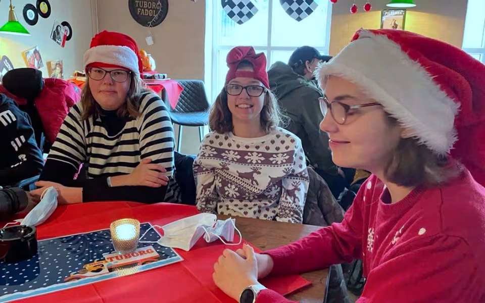 16 efterskoleelever og 2 lærere modtog lørdag det indsamlede beløb og hyggede med kage, chokolade og sodavand. Alle kom juleklædt og med godt humør.