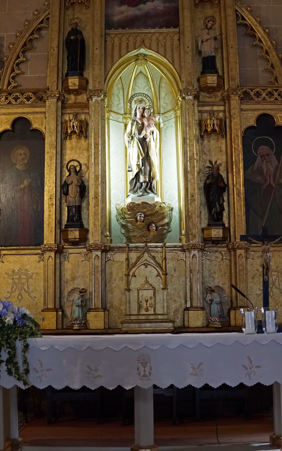 Forgyldt kirkealter i Port Andratx med Mariafigur og helgenstatuer