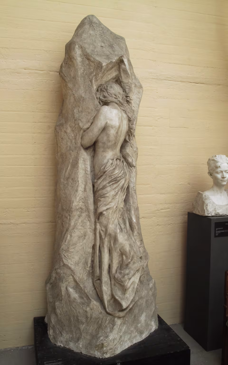 Skulptur af nøgen figur ved klippeblok på Rudolph Tegners Museum