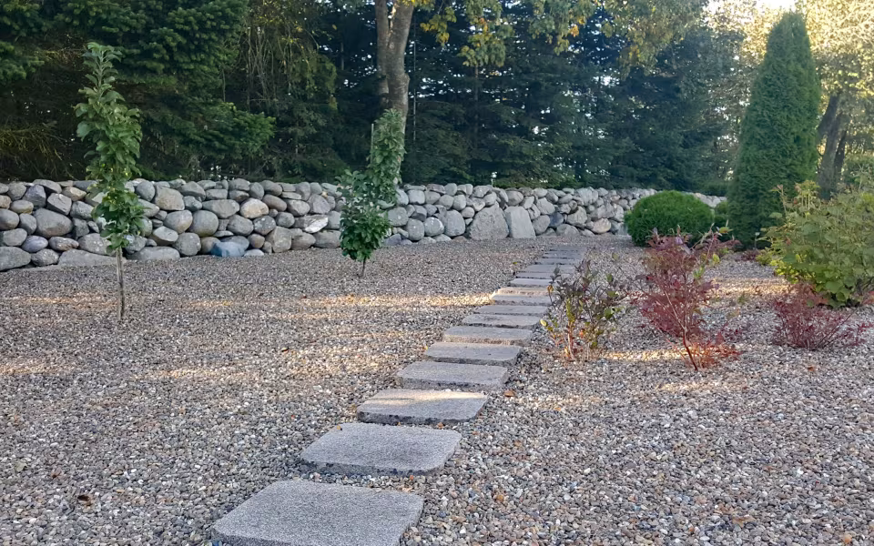 En ændret begravelseskultur med færre kister og flere urner betyder mindre pladsbehov. På Nr. Omme kirkegård er der etableret en sansehave for de levende på de ubenyttede grave. Alternativet til sansehaven ville være tomme gravsteder med græs, grus eller jord. Med sansehaven er kirkegården meget mere spændende at besøge.