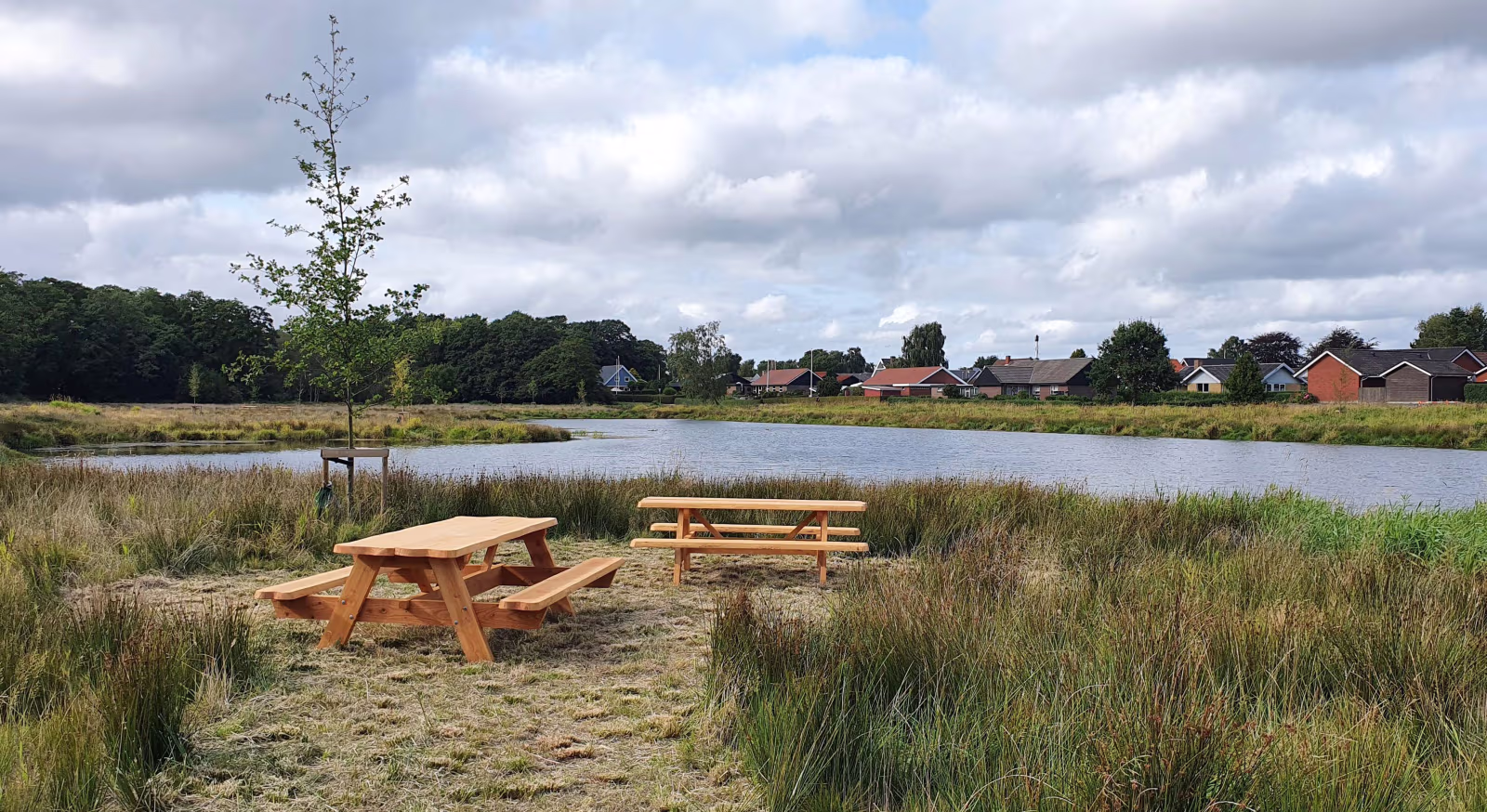 Efter nogle måneders leveringstid er borde og bænke ankommet og sat op i Ansager Søpark