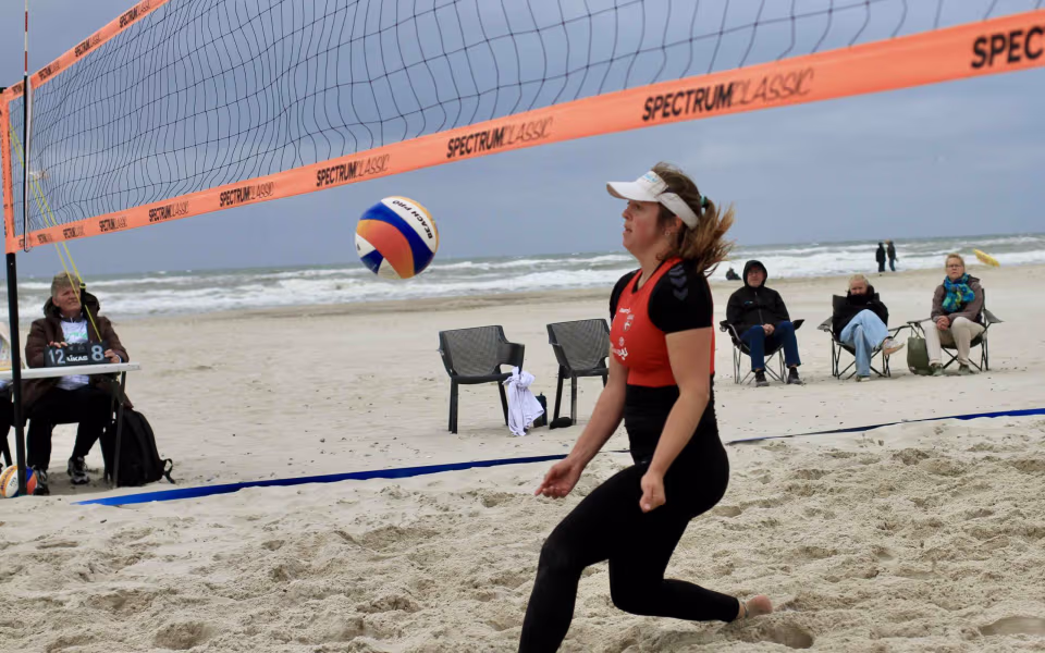 Vestenvinden udfordrer beachvolley-eliten