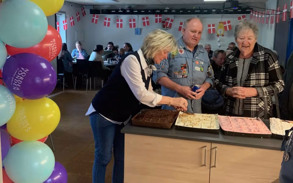 Lokalsamfundet samles til fejring af FDF Ansagers nye faciliteter med smil, fadøl og kage under åbent hus arrangementet