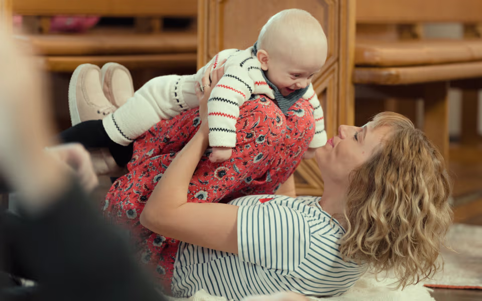 Musik, sange og salmer bliver ledsaget af nærvær og leg, når babyer og voksne mødes til babysalmesang i Ansager og Skovlund.