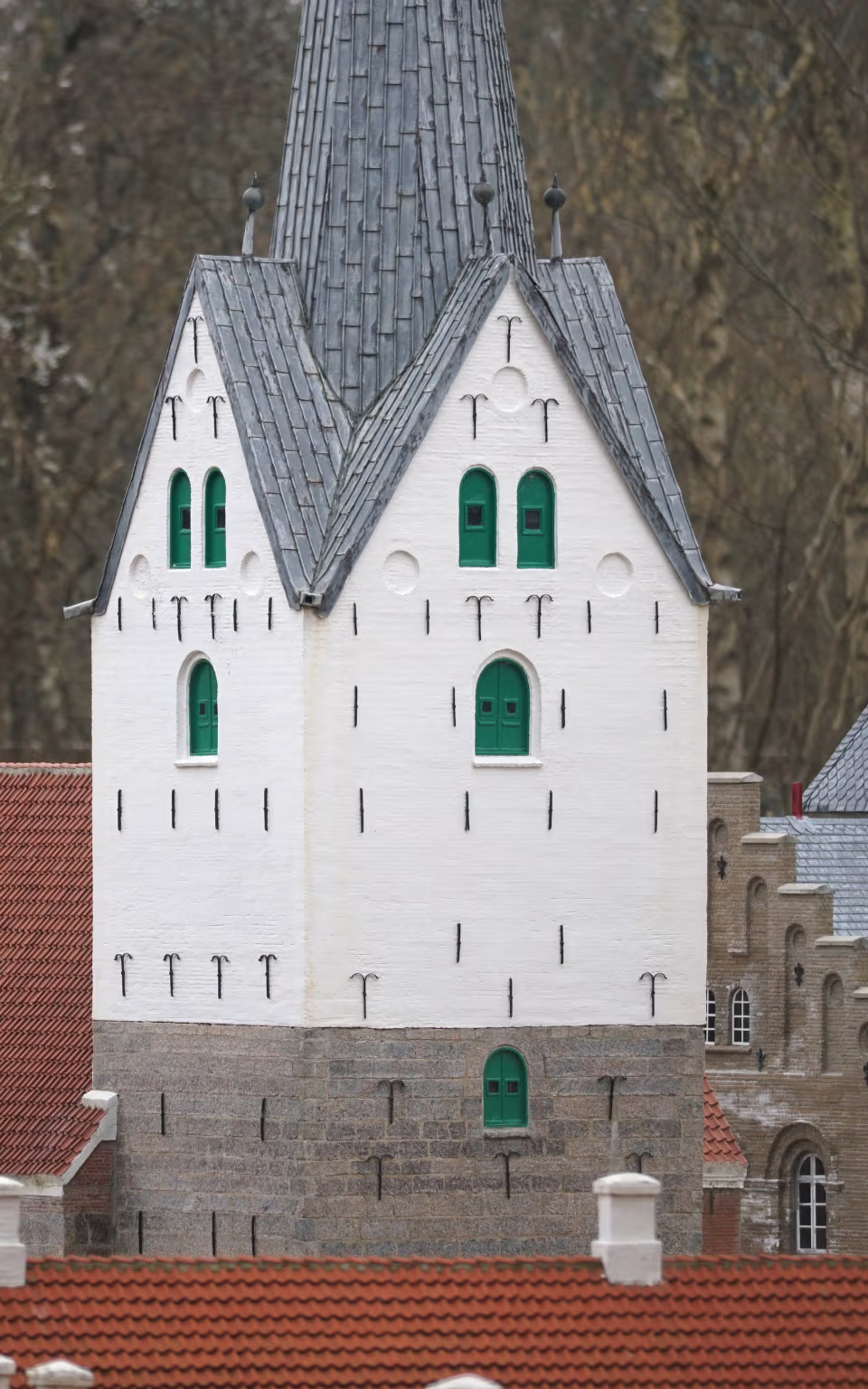 Miniaturekirke med grøntmalede vinduer og røde tage i Varde Miniby