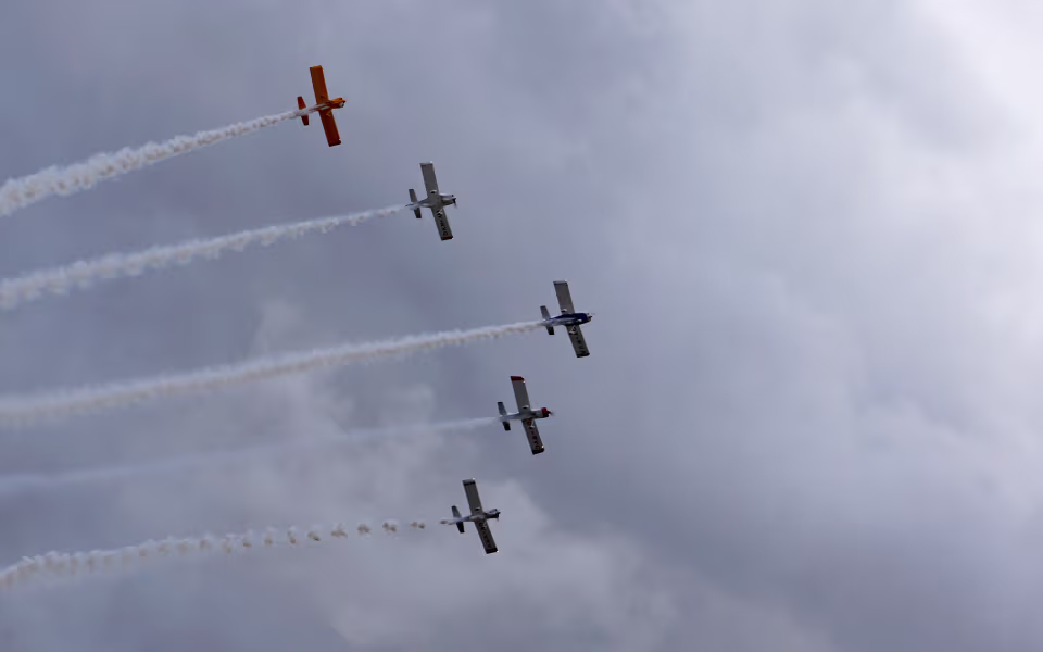 Propelfly flyver i formation på himlen