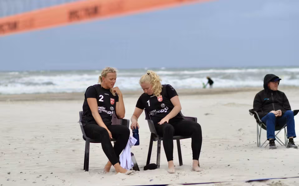 Vestenvinden udfordrer beachvolley-eliten