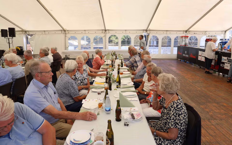 Sommerstemning og glade mennesker til sommerfest på Tistrup Stadion - Se billeder og filmklip..
