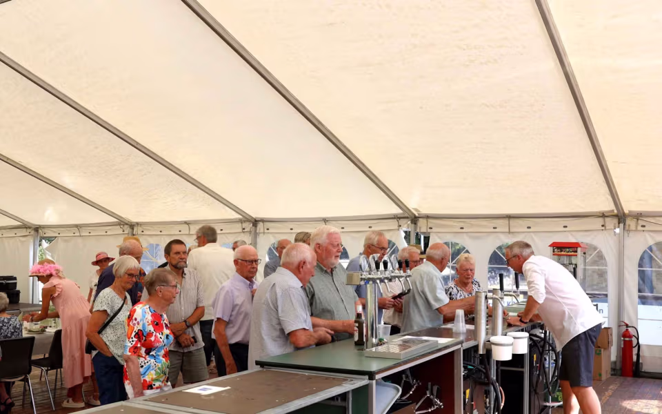 Sommerstemning og glade mennesker til sommerfest på Tistrup Stadion - Se billeder og filmklip..