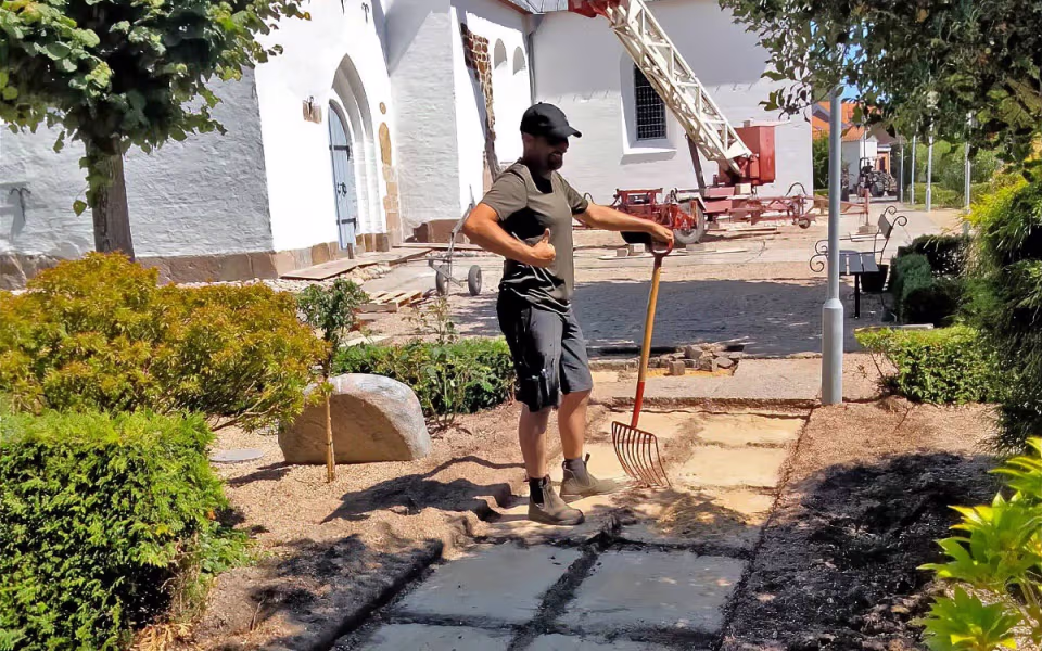 Aktivitet omkring kirken i Ansager for tiden