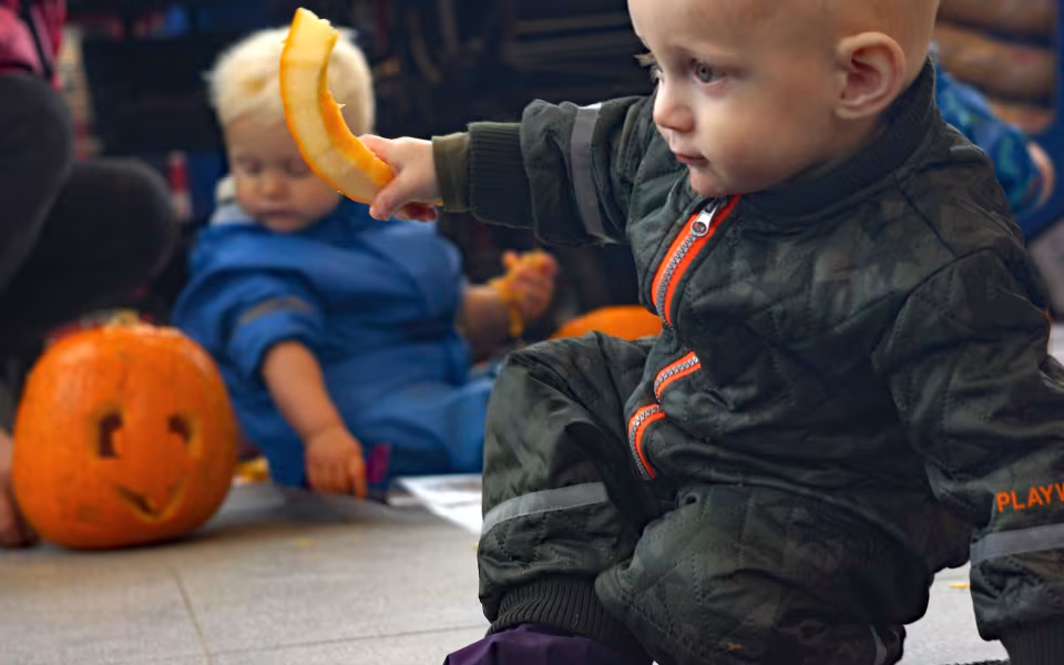 Dagplejebørn i Ansager hjælper brugsen med at udmykke til halloween