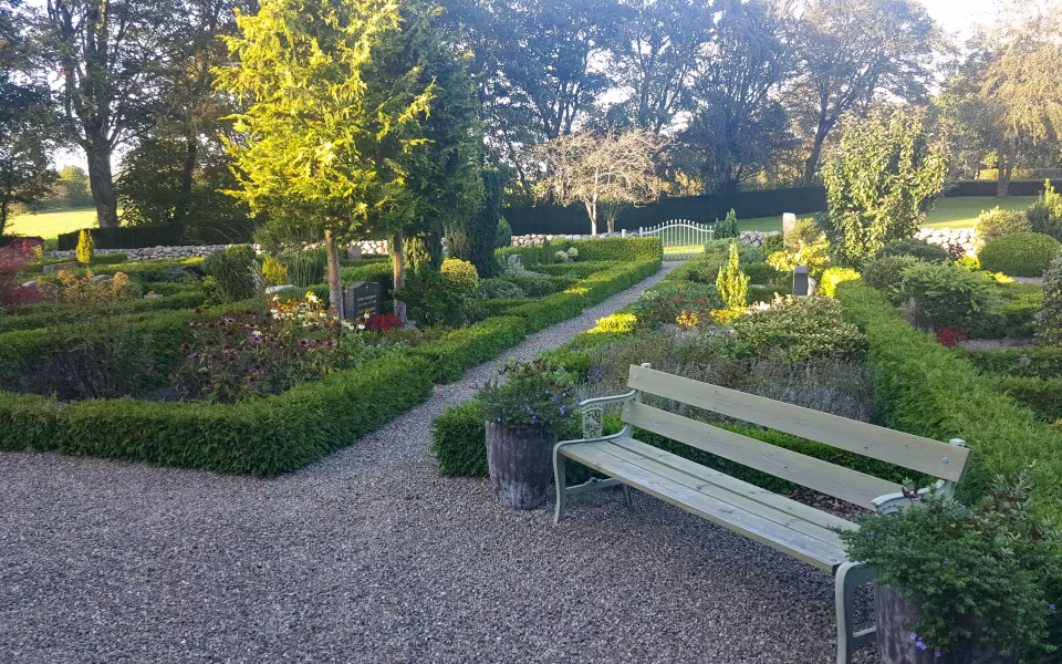 En ændret begravelseskultur med færre kister og flere urner betyder mindre pladsbehov. På Nr. Omme kirkegård er der etableret en sansehave for de levende på de ubenyttede grave. Alternativet til sansehaven ville være tomme gravsteder med græs, grus eller jord. Med sansehaven er kirkegården meget mere spændende at besøge.