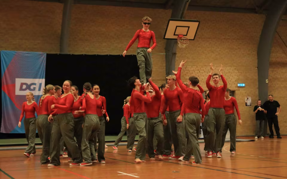 Farverig opvisning lyser Sportspark op