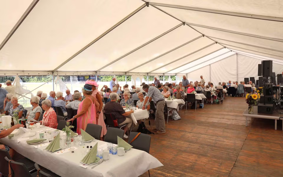 Sommerstemning og glade mennesker til sommerfest på Tistrup Stadion - Se billeder og filmklip..