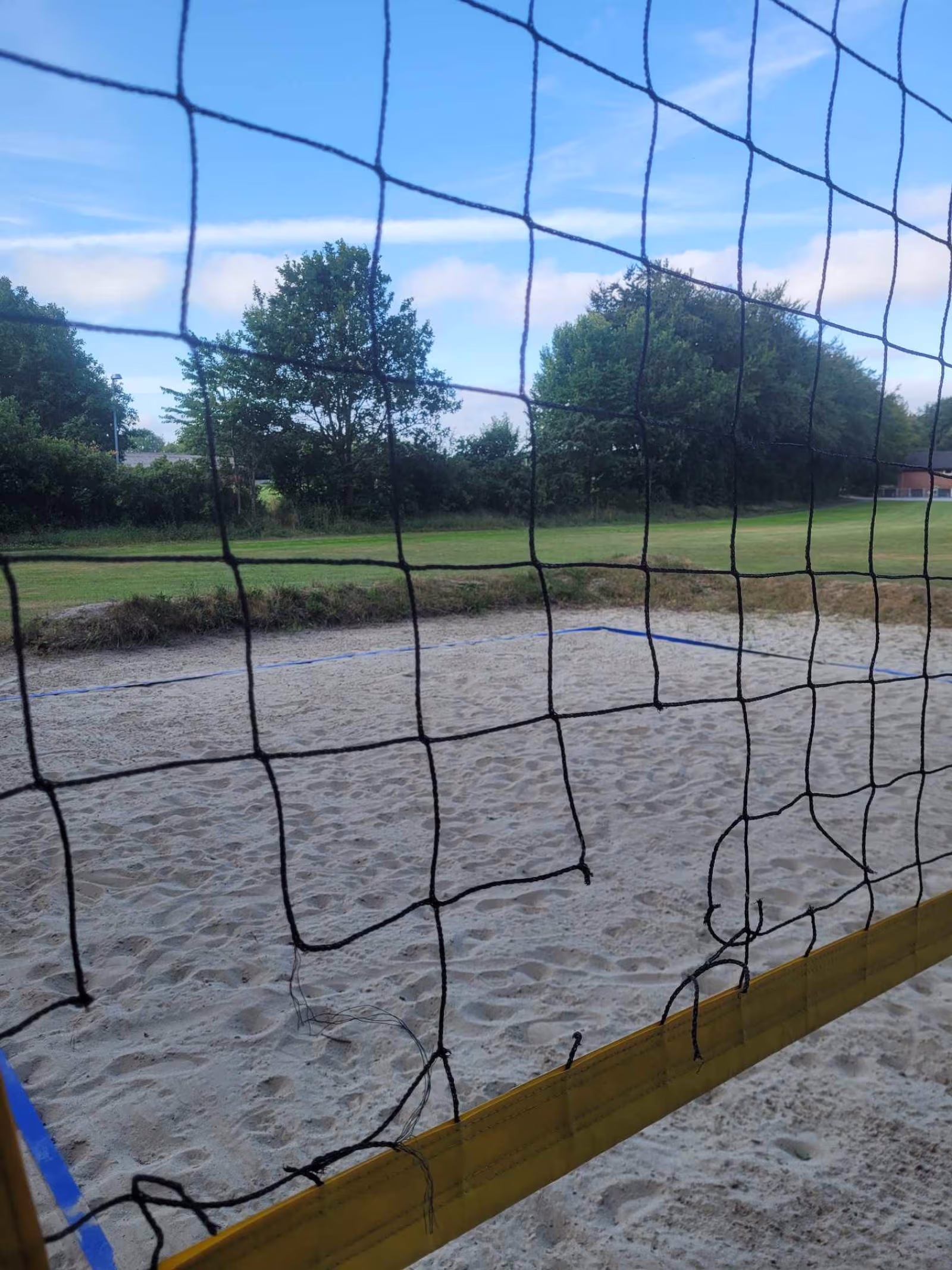Det beskadigede volley-net på stadion er klippet og brændt flere steder. Frivillige efterlyser, at den gratis bane behandles ordentligt.