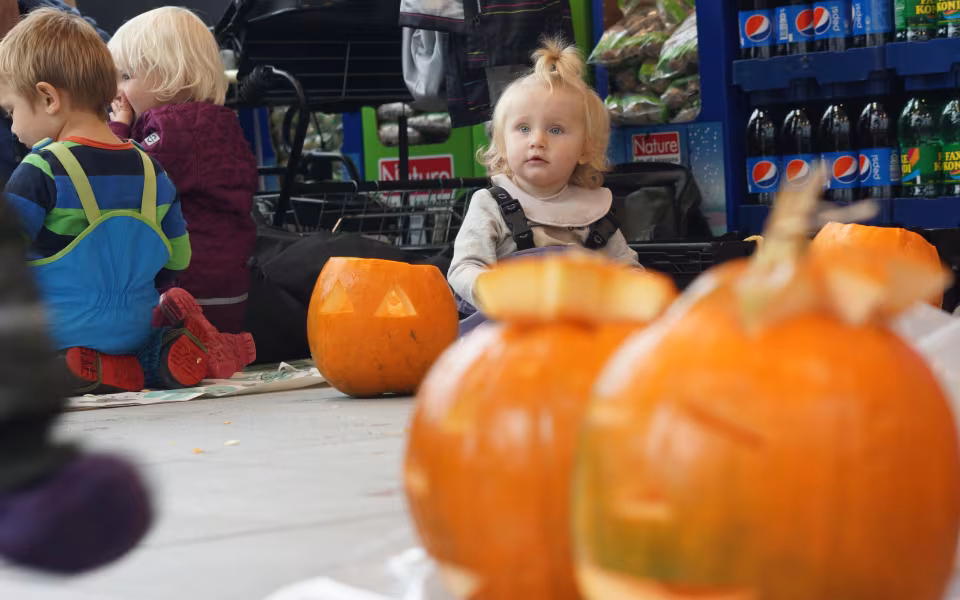 Dagplejebørn i Ansager hjælper brugsen med at udmykke til halloween