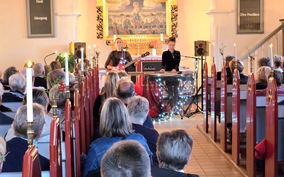 Billeder fra intim koncert med Mathilde Falch i Bejsnap Kirke