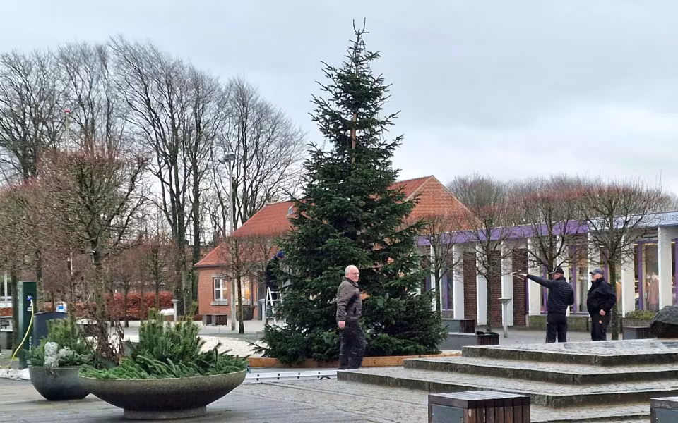 Tistrup by siger farvel til julen, julelysene taget ned