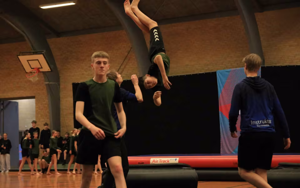 Farverig opvisning lyser Sportspark op