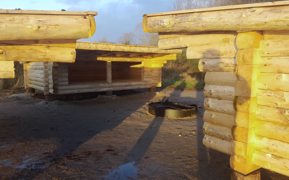 Camp Stemmeværket har nu fået borde/bænkesæt og bålsteder