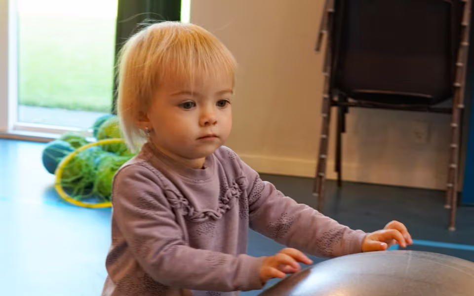 Fysio- og kropsterapeut, Kit Bak fra Ansager, er på besøg hos dagplejen, der i en periode har fokus på krop og bevægelse