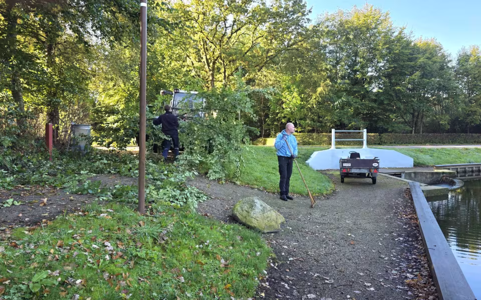 Solen skinnede fra en blå himmel, da 16 frivillige søndag den 4. oktober mødtes til arbejdsdag i Tistrup Anlæg.