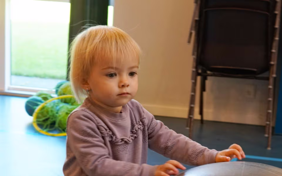 Fysio- og kropsterapeut, Kit Bak fra Ansager, er på besøg hos dagplejen, der i en periode har fokus på krop og bevægelse