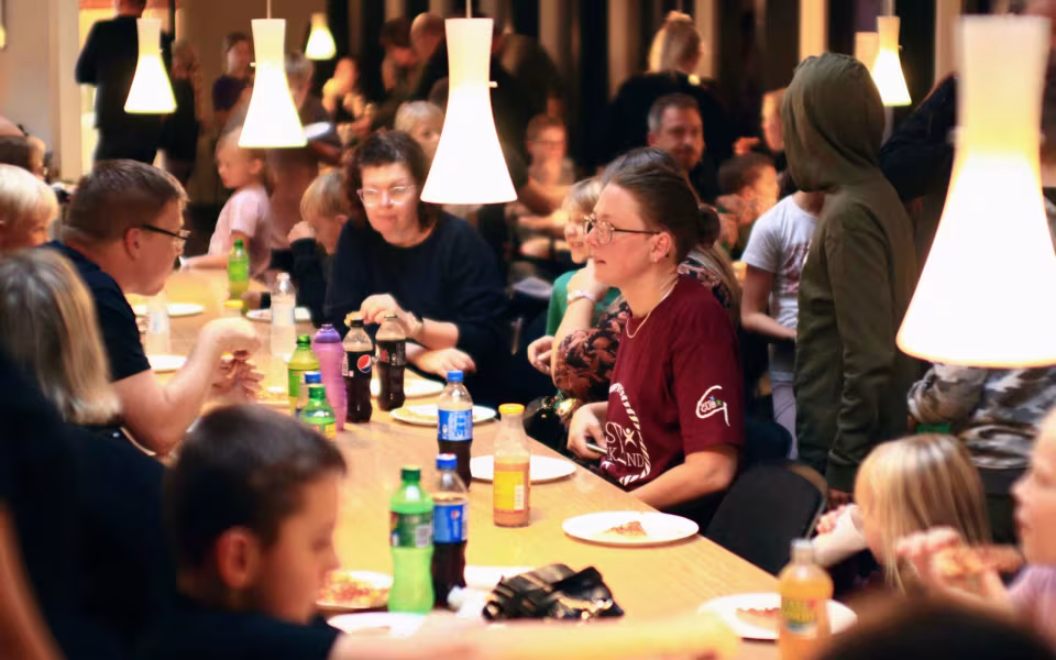 Stor succes med Pizza og Fredagsfun