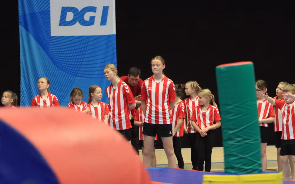 Salto Kids charmerer ved Helleopvisning