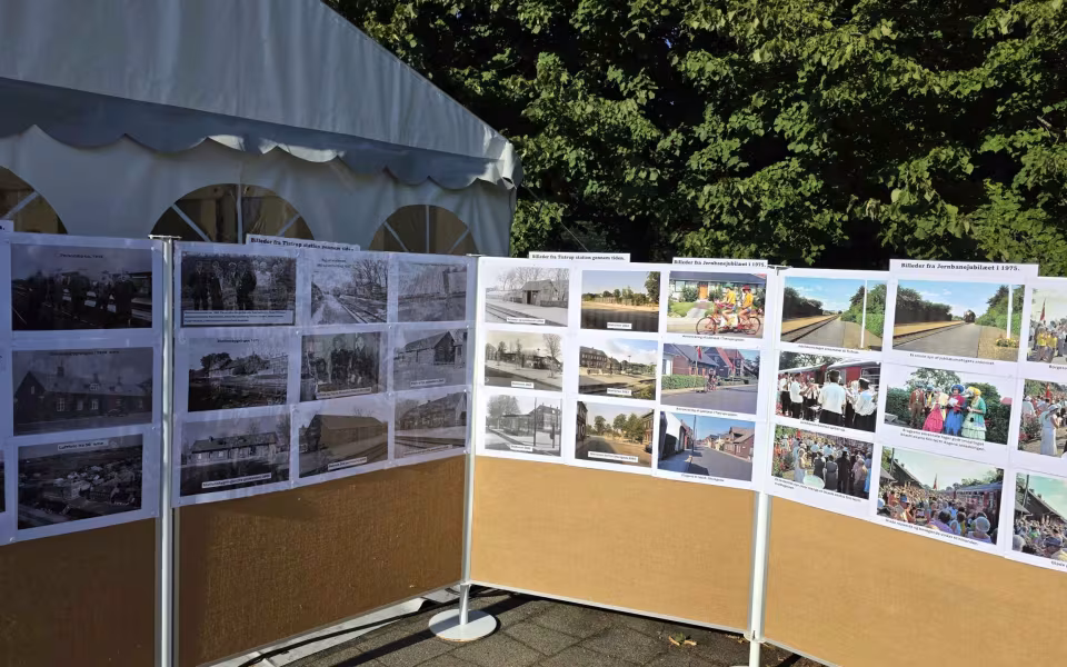 Tistrup Station forvandlet til et festligt samlingspunkt i anledning af den vestjyske længdebane 150-års jubilæum.
