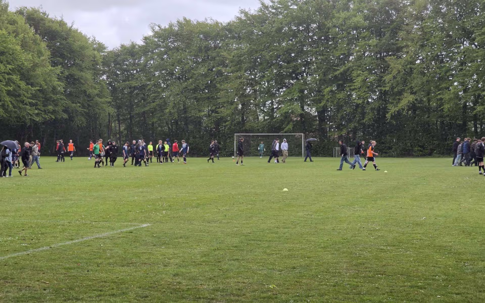 Kampreferat fra serie 1 kampen mellem Helle FC og HTS - Byfest, fodbold og fællesskab på Fåborg Stadion