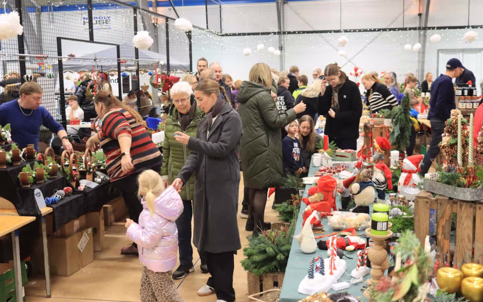 Julemarked samlede Billum i hallen