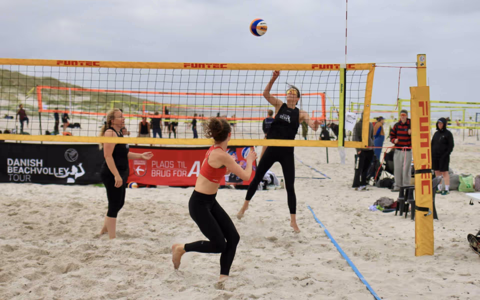 Vestenvinden udfordrer beachvolley-eliten