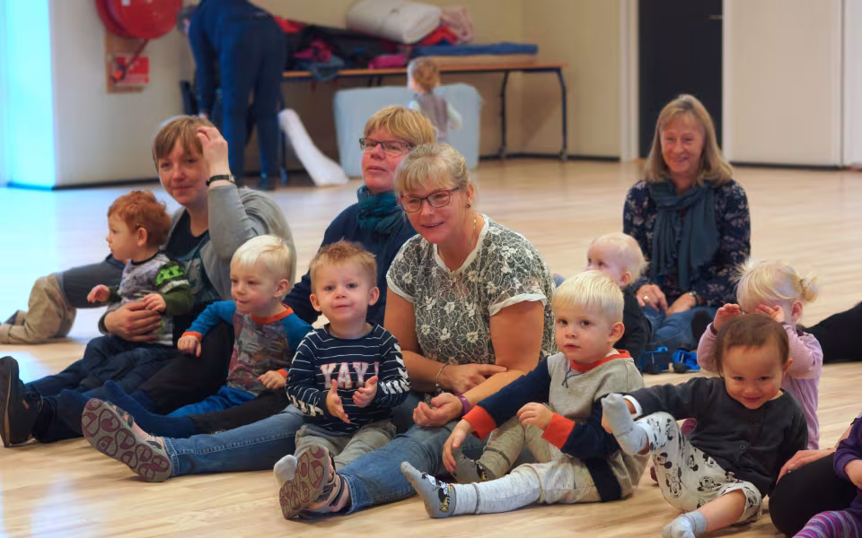 Musikalsk ballonmand besøger dagplejen
