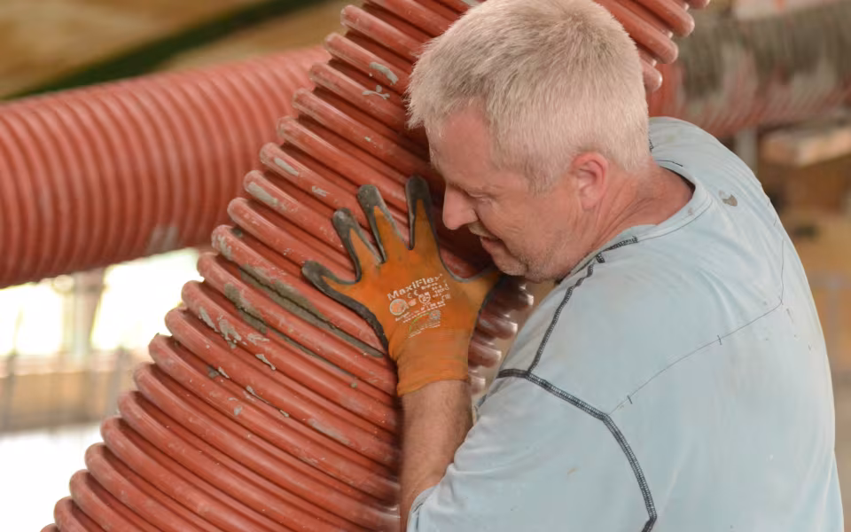 Støbning af staldgulvet i rideklubbens nye hjem på Søvej 5 i Ansager