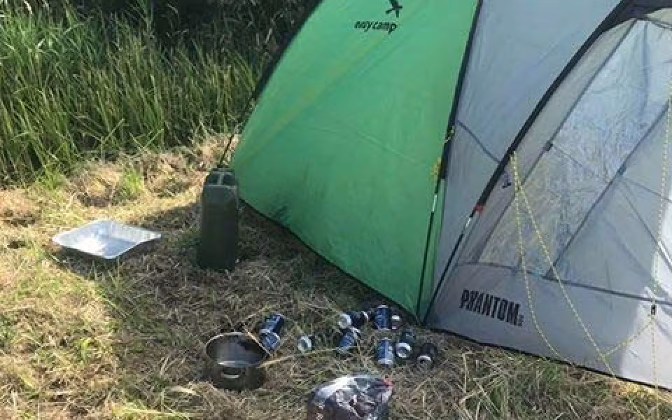 Fotos af den efterladte plads. Obs! Der står Simone på det ene liggeunderlag