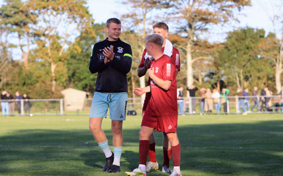 Fodboldfest på Oksbøl Stadion med glade fans og stor frivillig indsats