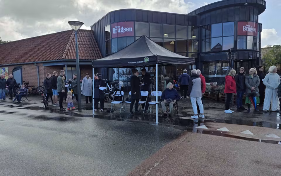 Regnen lagde en dæmper på Torvedagen i Ølgod, men ikke på humøret - Se billeder fra dagen