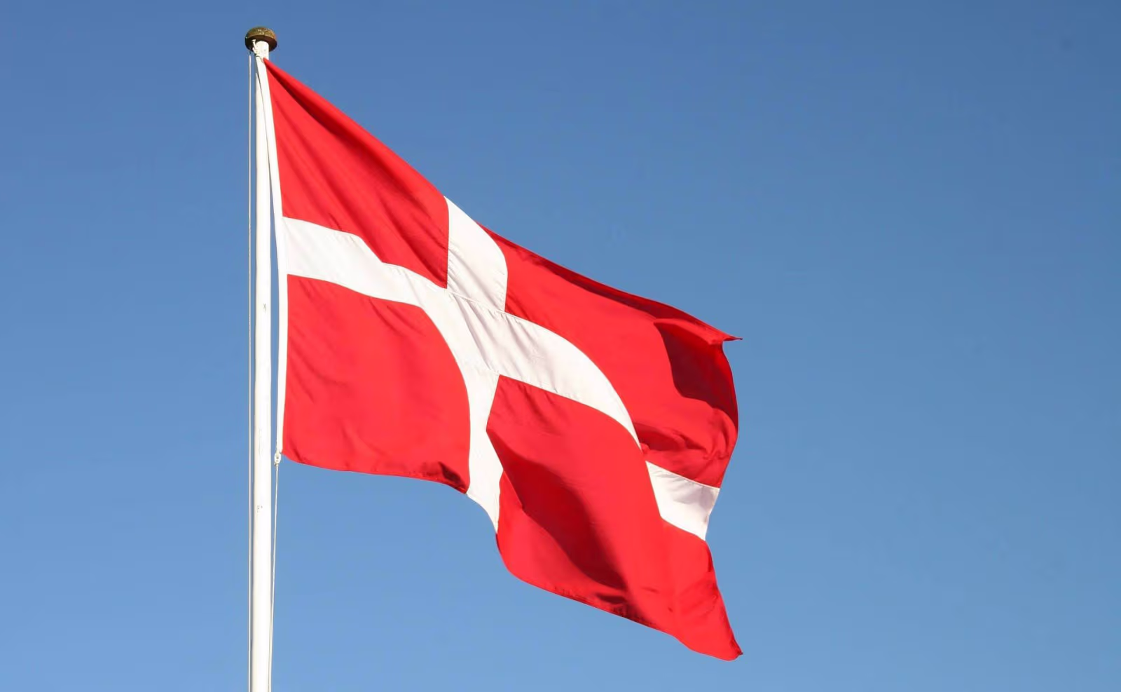 Flaghejsning på torvet får ny ansvarlig