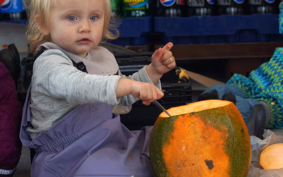 Dagplejebørn i Ansager hjælper brugsen med at udmykke til halloween